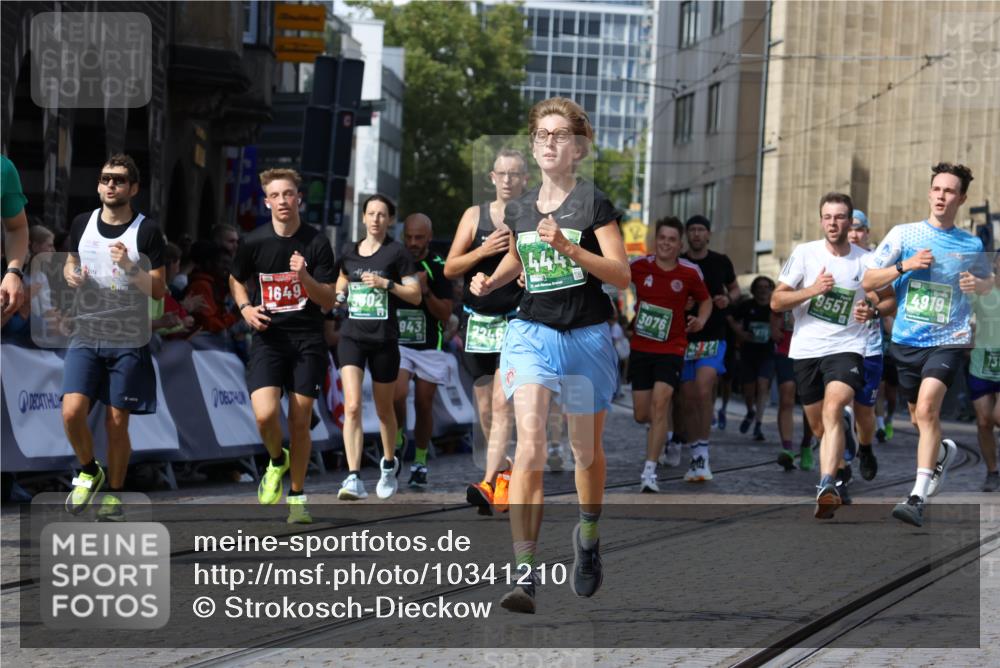 13.09.2026 - 21. swb-Marathon Bremen Strokosch-Dieckow http://msf.ph/oto/10341210 13.09.2026 13:26:48 Ziel 1368, 1649, 2434, 2658, 3526, 3603, 3983, 4077, 5747, 5992, 6230, 6548, 6639, 7626, 8817, 9260, 13195, 531, 946, 2089, 3076, 3302, 3510, 3527, 4327, 4397, 4563, 4919, 5689, 5937, 5943, 6314, 6455, 7027, 7246, 7317, 8303, 9150, 9511, 9551, 9854, 9878 meine-sportfotos.de