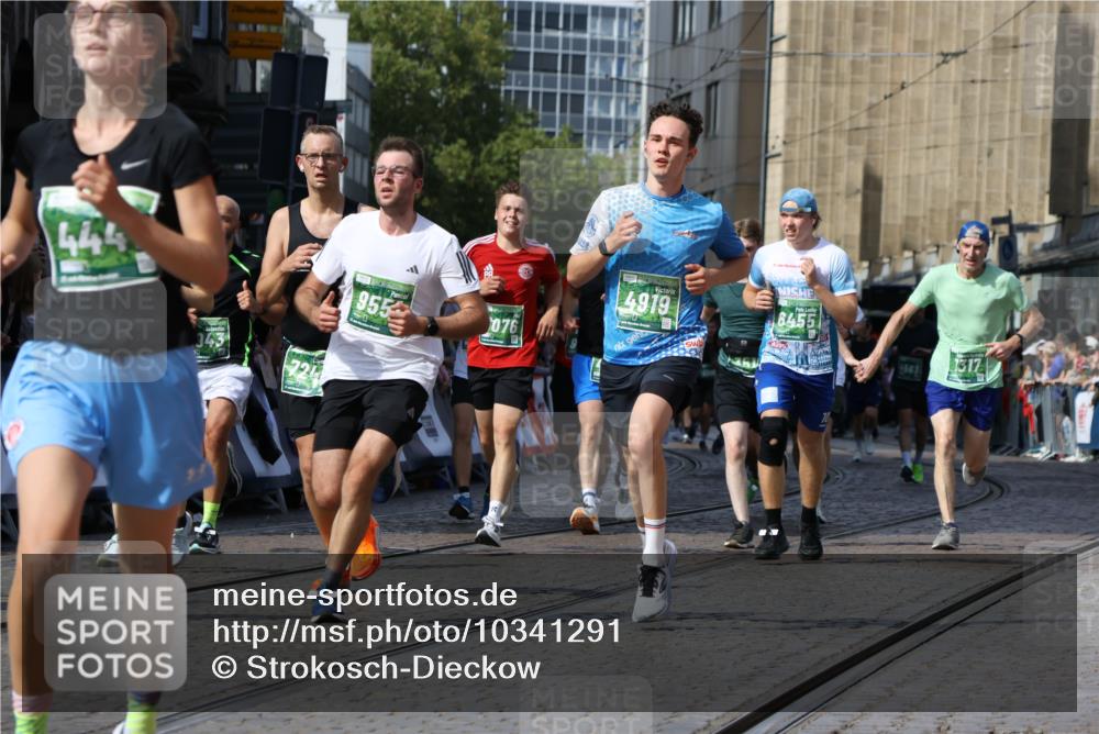 13.09.2026 - 21. swb-Marathon Bremen Strokosch-Dieckow http://msf.ph/oto/10341291 13.09.2026 13:26:49 Ziel 1368, 1649, 2434, 2658, 2779, 3526, 3603, 4077, 5747, 5992, 6230, 6548, 6639, 7626, 8817, 9260, 13195, 531, 946, 2089, 3076, 3302, 3510, 3527, 4327, 4397, 4563, 4919, 5689, 5943, 6314, 6455, 7027, 7246, 7317, 8303, 9150, 9511, 9854, 9878 meine-sportfotos.de