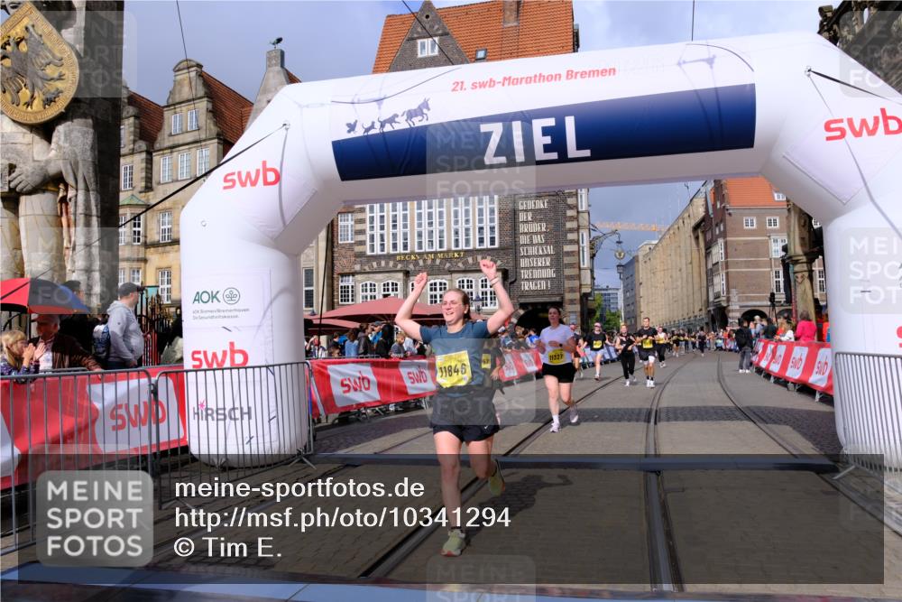 13.09.2026 - 21. swb-Marathon Bremen Tim E. http://msf.ph/oto/10341294 13.09.2026 11:10:59 Ziel 10247, 10422, 10461, 10462, 10768, 10911, 11047, 11283, 11298, 11300, 11309, 11327, 11335, 11465, 11513, 11583, 11736, 11846, 12183 meine-sportfotos.de