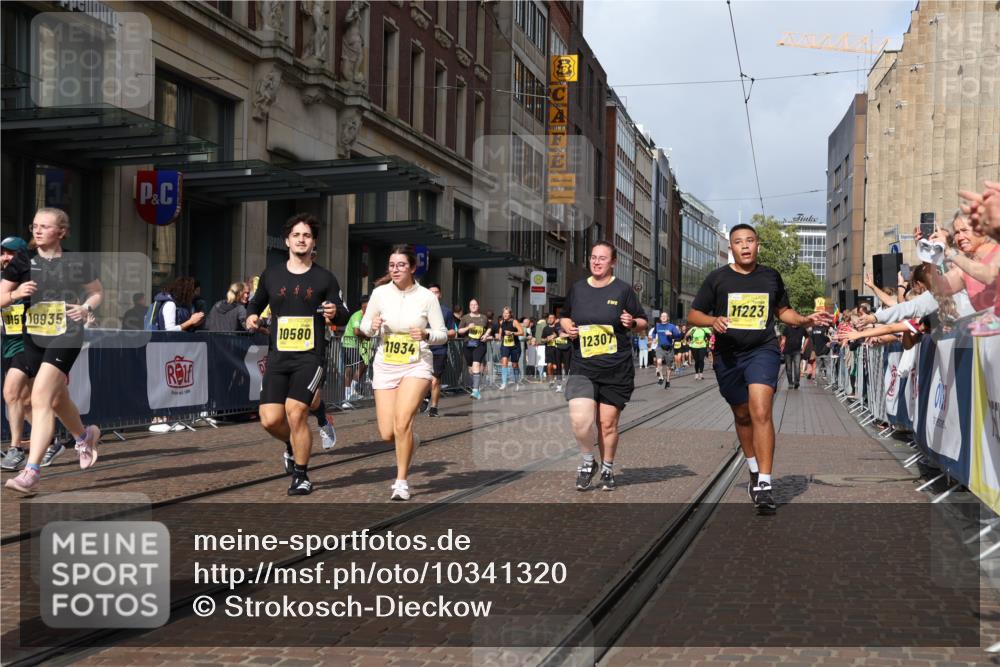 13.09.2026 - 21. swb-Marathon Bremen Strokosch-Dieckow http://msf.ph/oto/10341320 13.09.2026 11:07:34 Ziel 10139, 10595, 10660, 10661, 10674, 10830, 10871, 10935, 10937, 11037, 11044, 11378, 11404, 11515, 11643, 11833, 11958, 12024, 12031, 12066, 12097, 12194, 12307, 12509, 12511, 12512, 10138, 10205, 10279, 10280, 10363, 10364, 10488, 10501, 10505, 10580, 10695, 10748, 10907, 10935, 11123, 11223, 11246, 11417, 11600, 11759, 11767, 11865, 11899, 11917, 11924, 11934, 12020, 12167, 12168, 12173, 12210, 12266, 12277 meine-sportfotos.de