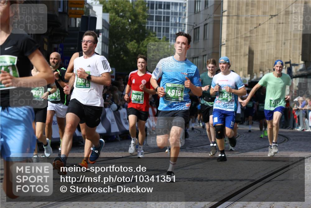 13.09.2026 - 21. swb-Marathon Bremen Strokosch-Dieckow http://msf.ph/oto/10341351 13.09.2026 13:26:49 Ziel 1368, 1649, 2434, 2658, 2779, 3526, 3603, 4077, 5747, 5992, 6230, 6548, 6639, 7626, 8817, 9260, 13195, 531, 946, 2089, 3076, 3302, 3510, 3527, 4327, 4397, 4563, 4919, 5689, 5943, 6314, 6455, 7027, 7246, 7317, 8303, 9150, 9511, 9854, 9878 meine-sportfotos.de