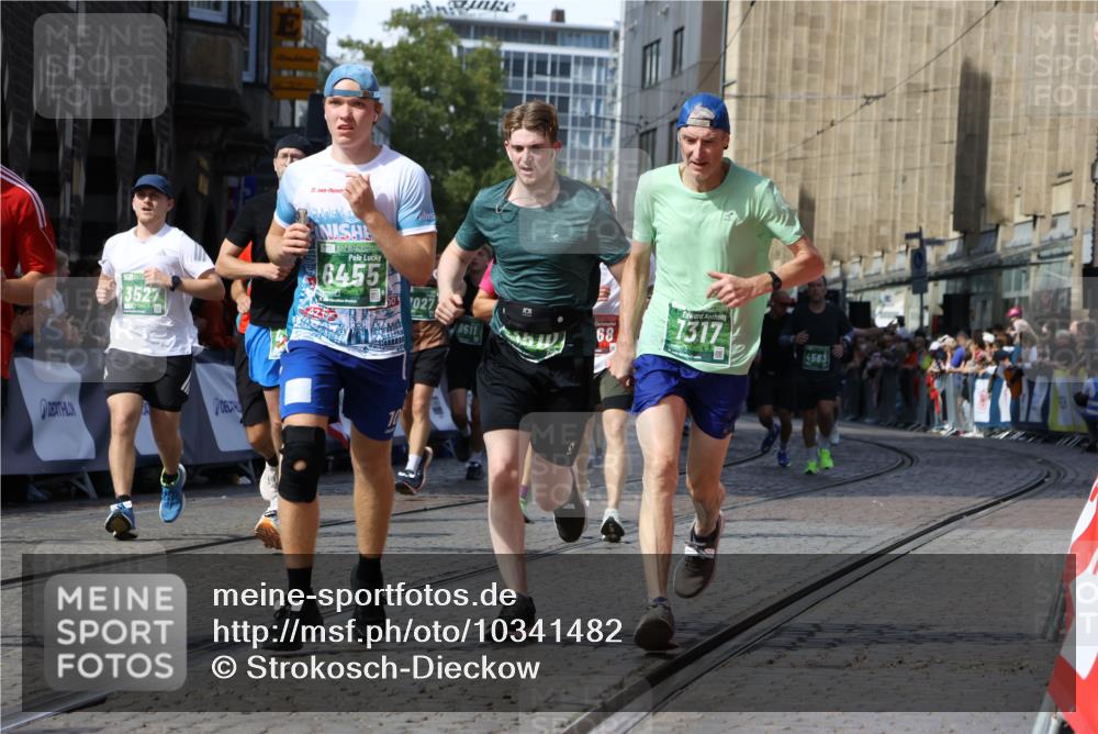 13.09.2026 - 21. swb-Marathon Bremen Strokosch-Dieckow http://msf.ph/oto/10341482 13.09.2026 13:26:53 Ziel 1368, 1649, 2779, 3526, 3603, 3852, 4077, 5747, 5992, 6289, 6375, 6548, 7626, 9260, 13195, 946, 1493, 1494, 2089, 2454, 3076, 3302, 3527, 4121, 4327, 4397, 4563, 5689, 5943, 6455, 7027, 7072, 9150, 9511, 9854, 9878 meine-sportfotos.de