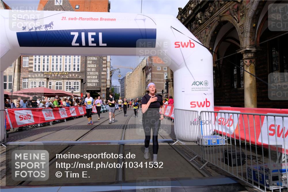 13.09.2026 - 21. swb-Marathon Bremen Tim E. http://msf.ph/oto/10341532 13.09.2026 11:11:13 Ziel 10148, 10163, 10461, 10462, 10527, 10547, 10653, 10792, 10841, 10911, 11043, 11237, 11327, 11335, 11465, 11483, 11513, 11691, 11756, 11993, 12401 meine-sportfotos.de