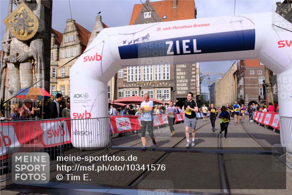 13.09.2026 - 21. swb-Marathon Bremen Tim E. http://msf.ph/oto/10341576 13.09.2026 11:11:15 Ziel 10148, 10163, 10313, 10461, 10462, 10527, 10547, 10644, 10653, 10792, 10841, 10911, 11043, 11141, 11237, 11335, 11465, 11483, 11513, 11691, 11756, 11993, 12401, 12507 meine-sportfotos.de