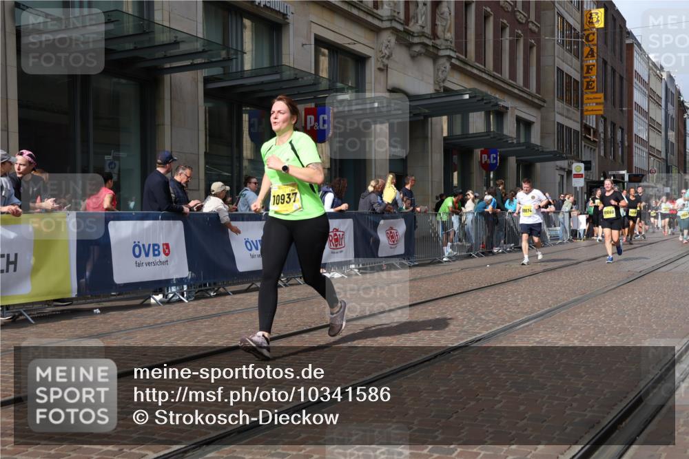 13.09.2026 - 21. swb-Marathon Bremen Strokosch-Dieckow http://msf.ph/oto/10341586 13.09.2026 11:07:44 Ziel 10135, 10139, 10404, 10493, 10660, 10674, 10767, 10793, 10859, 10937, 11032, 11044, 11263, 11378, 11404, 11659, 11831, 11833, 11958, 12024, 12031, 12066, 12160, 12248, 12384, 12389, 12511, 12512, 10138, 10279, 10280, 10363, 10364, 10501, 10505, 10580, 10595, 10661, 10695, 10830, 10871, 10907, 10935, 10937, 11037, 11223, 11417, 11515, 11643, 11767, 11865, 11899, 11924, 11934, 12097, 12167, 12168, 12194, 12210, 12277, 12307 meine-sportfotos.de