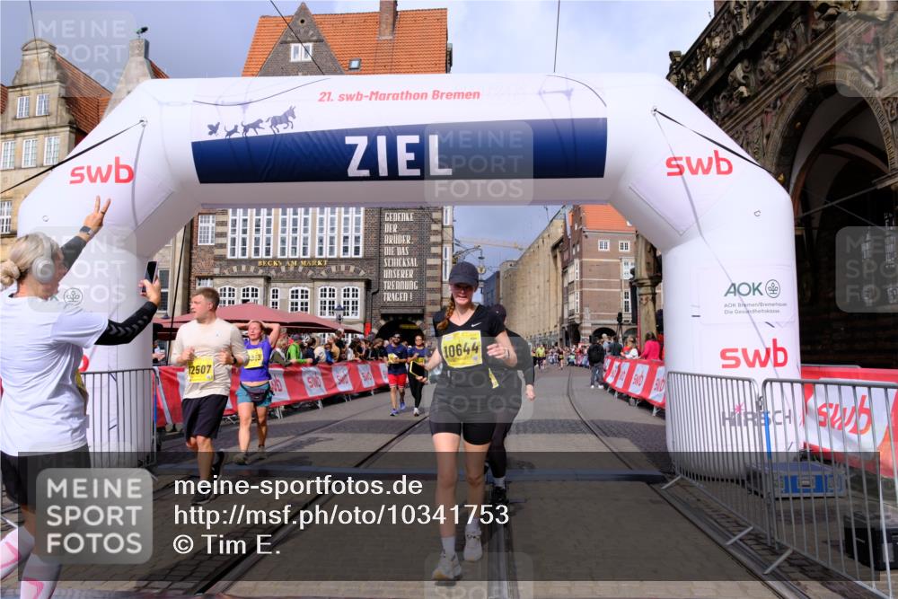 13.09.2026 - 21. swb-Marathon Bremen Tim E. http://msf.ph/oto/10341753 13.09.2026 11:11:23 Ziel 10313, 10527, 10611, 10644, 10653, 10792, 10841, 11043, 11062, 11141, 11237, 11483, 11679, 11691, 11993, 12396, 12401, 12507 meine-sportfotos.de