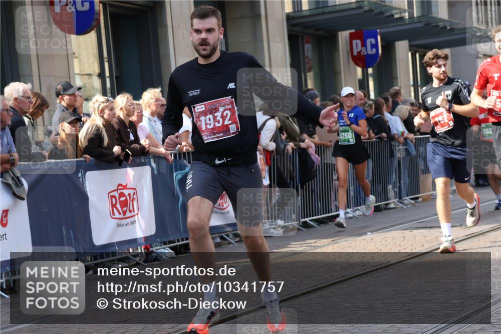 13.09.2026 - 21. swb-Marathon Bremen Strokosch-Dieckow http://msf.ph/oto/10341757 13.09.2026 13:27:59 Ziel 178, 210, 1380, 1460, 2047, 2977, 3114, 3294, 3334, 3597, 4250, 4506, 5250, 5360, 5683, 5889, 6182, 7926, 8429, 8570, 9064, 9167, 9168, 9543, 9549, 9738, 9881, 440, 488, 534, 762, 1343, 1456, 1932, 2686, 3013, 3135, 3480, 3576, 3970, 4106, 4133, 4265, 4496, 4593, 4744, 5462, 6067, 6468, 6522, 7042, 7138, 7358, 8188, 8351, 8656, 9067, 9145, 9494, 9727, 13069, 13198 meine-sportfotos.de