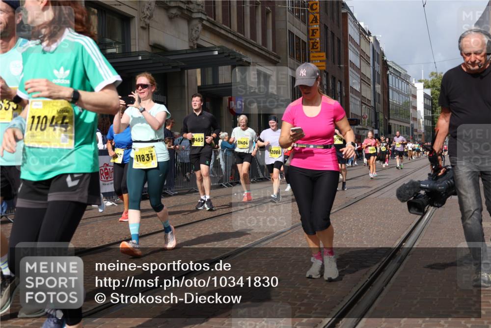 13.09.2026 - 21. swb-Marathon Bremen Strokosch-Dieckow http://msf.ph/oto/10341830 13.09.2026 11:07:53 Ziel 10135, 10139, 10188, 10404, 10493, 10767, 10793, 10851, 10859, 11032, 11044, 11263, 11378, 11404, 11509, 11659, 11831, 11833, 11958, 12031, 12066, 12160, 12248, 12315, 12325, 12384, 12389, 10279, 10280, 10363, 10364, 10501, 10505, 10580, 10595, 10660, 10661, 10674, 10830, 10871, 10907, 10935, 10937, 11037, 11223, 11515, 11643, 11899, 11924, 11934, 12024, 12097, 12167, 12168, 12194, 12277, 12307, 12511, 12512 meine-sportfotos.de