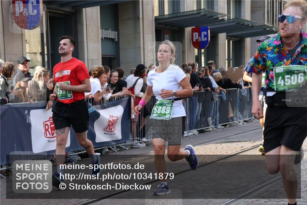 13.09.2026 - 21. swb-Marathon Bremen Strokosch-Dieckow http://msf.ph/oto/10341879 13.09.2026 13:28:03 Ziel 178, 210, 1239, 1380, 1460, 2047, 2764, 2977, 3028, 3114, 3294, 3334, 3597, 4250, 4506, 5250, 5360, 5683, 5889, 6182, 8429, 8483, 8570, 9064, 9167, 9168, 9543, 9549, 9738, 9881, 440, 488, 534, 762, 1343, 1456, 1932, 3135, 3480, 3576, 3970, 4106, 4133, 4265, 4496, 4744, 5462, 6468, 6522, 7042, 7138, 7358, 7926, 8188, 8351, 8656, 9067, 9145, 9494, 13069, 13198 meine-sportfotos.de