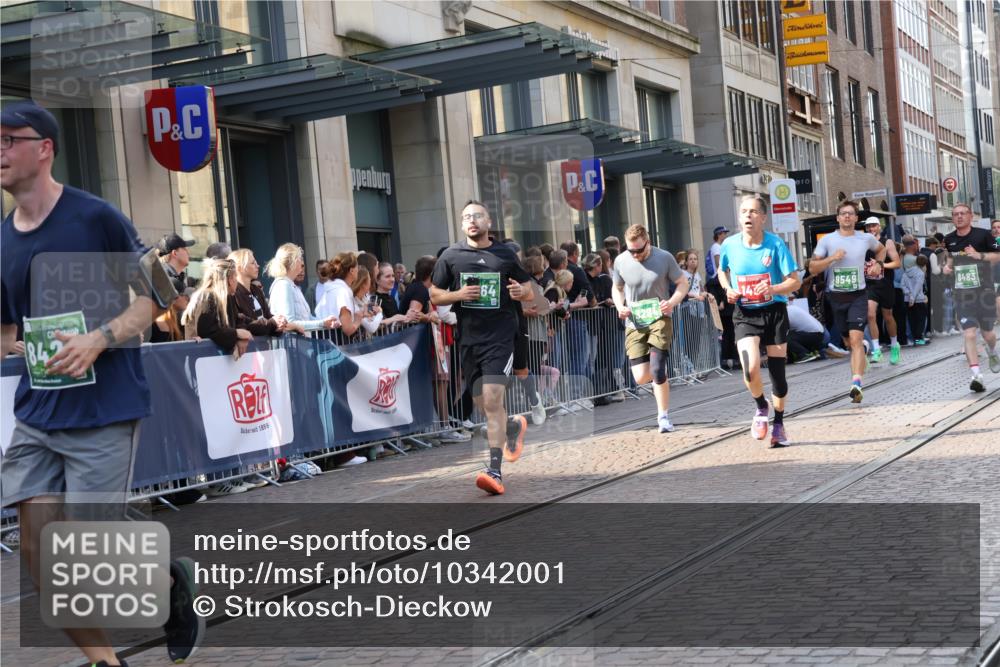 13.09.2026 - 21. swb-Marathon Bremen Strokosch-Dieckow http://msf.ph/oto/10342001 13.09.2026 13:28:06 Ziel 178, 210, 1239, 1380, 1460, 2047, 2764, 2977, 3028, 3114, 3294, 3334, 3597, 4250, 4506, 5250, 5360, 5683, 5889, 6182, 6914, 6957, 8429, 8483, 8570, 9064, 9543, 9549, 9738, 440, 488, 534, 762, 1343, 1456, 3135, 3480, 3576, 4106, 4133, 4265, 4744, 5360, 5462, 6468, 6522, 7042, 7138, 7926, 8188, 8351, 8656, 9067, 9145, 9167, 9168, 9494, 9543, 9881, 13069, 13198 meine-sportfotos.de