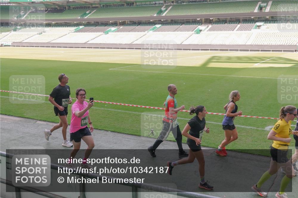 13.09.2026 - 21. swb-Marathon Bremen Michael Burmester http://msf.ph/oto/10342187 13.09.2026 13:25:11 Laufen im Stadion 137, 182, 213, 294, 324, 505, 530, 543, 548, 645, 721, 723, 739, 743, 752, 815, 818, 966, 1273, 1283, 1410, 1443, 1459, 1463, 1471, 1487, 1491, 1504, 1515, 1561, 1597, 1598, 1744, 1828, 1830, 1944, 1953, 2058, 2059, 2095, 2211, 2252, 2267, 2271, 2298, 2308, 2312, 2323, 2354, 2465, 2483, 2497, 2503, 2506, 2554, 2571, 2591, 2644, 2752, 2762, 2776, 2833, 2878, 2896, 2981, 3005, 3062, 3097, 3142, 3172, 3211, 3259, 3288, 3289, 3298, 3306, 3312, 3329, 3381, 3390 meine-sportfotos.de