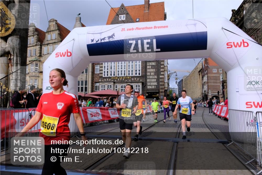 13.09.2026 - 21. swb-Marathon Bremen Tim E. http://msf.ph/oto/10342218 13.09.2026 11:11:46 Ziel 10155, 10510, 10511, 10546, 10552, 10977, 11036, 11216, 11289, 11458, 11533, 11702, 11870, 12082, 12126, 12220, 12286, 12311, 12336, 12464, 12508, 12553 meine-sportfotos.de