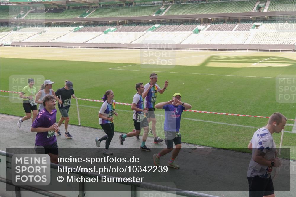 13.09.2026 - 21. swb-Marathon Bremen Michael Burmester http://msf.ph/oto/10342239 13.09.2026 13:25:18 Laufen im Stadion 137, 182, 213, 294, 505, 530, 543, 548, 645, 723, 739, 743, 752, 815, 818, 966, 1273, 1283, 1410, 1443, 1459, 1463, 1471, 1487, 1491, 1504, 1515, 1530, 1561, 1618, 1744, 1828, 1830, 1944, 1953, 2058, 2059, 2095, 2211, 2252, 2267, 2271, 2298, 2308, 2312, 2323, 2354, 2382, 2384, 2465, 2483, 2497, 2503, 2506, 2554, 2571, 2591, 2644, 2656, 2675, 2752, 2762, 2776, 2833, 2878, 2896, 2981, 3005, 3062, 3097, 3142, 3172, 3211, 3259, 3298, 3306, 3312, 3329, 3381, 3390, 3433 meine-sportfotos.de