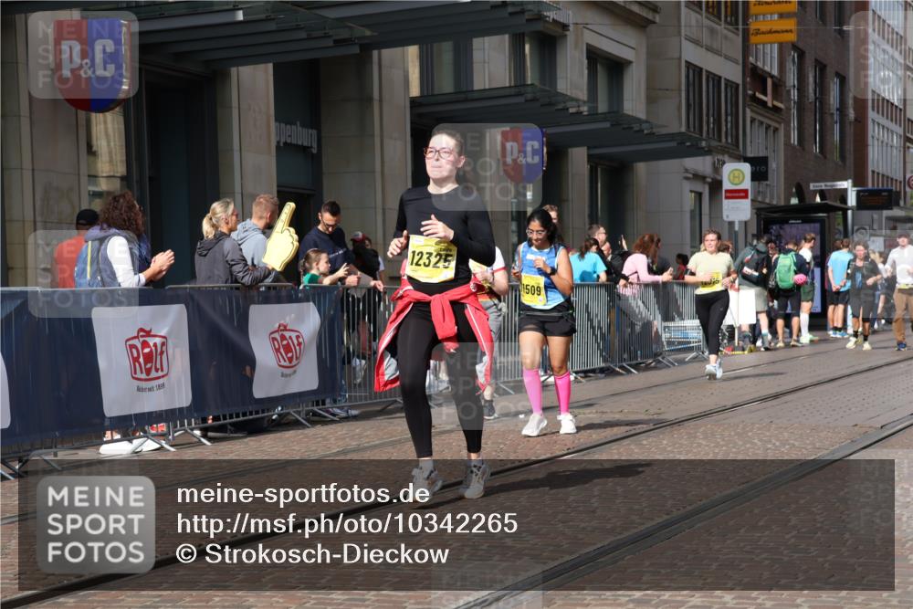 13.09.2026 - 21. swb-Marathon Bremen Strokosch-Dieckow http://msf.ph/oto/10342265 13.09.2026 11:08:06 Ziel 10135, 10188, 10229, 10793, 10851, 11032, 11065, 11124, 11263, 11509, 11560, 11561, 11678, 11888, 11968, 12073, 12164, 12315, 12325, 12410, 12516, 10139, 10404, 10493, 10660, 10661, 10674, 10767, 10830, 10859, 10871, 10937, 11044, 11378, 11404, 11515, 11659, 11831, 11833, 11958, 12024, 12031, 12066, 12097, 12160, 12248, 12384, 12389, 12511, 12512 meine-sportfotos.de