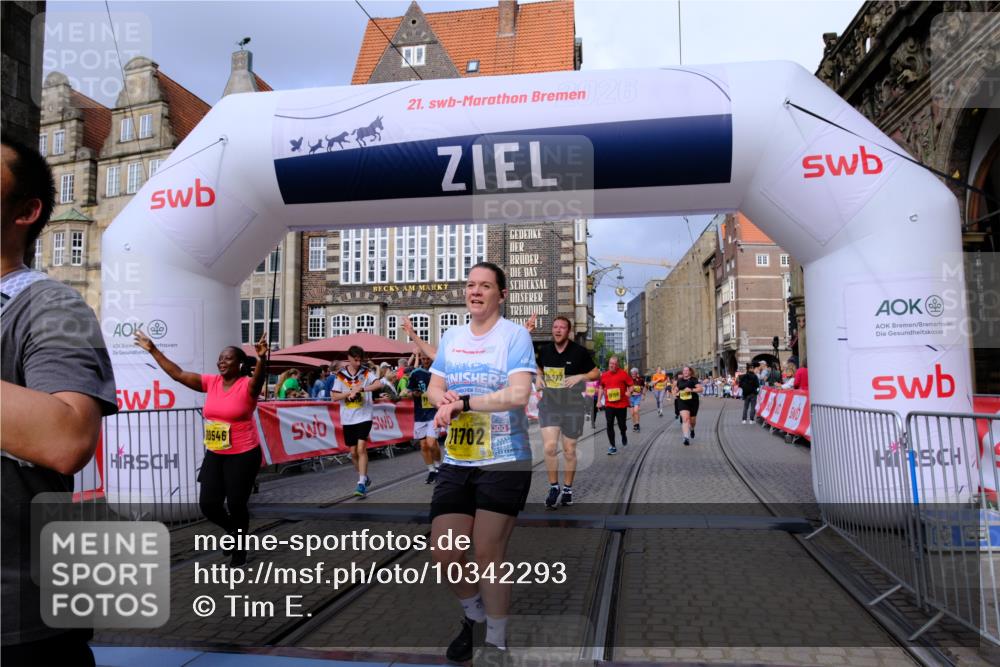 13.09.2026 - 21. swb-Marathon Bremen Tim E. http://msf.ph/oto/10342293 13.09.2026 11:11:48 Ziel 10155, 10510, 10511, 10546, 10552, 10977, 11036, 11216, 11239, 11289, 11533, 11702, 11870, 11927, 12082, 12126, 12220, 12286, 12311, 12336, 12464, 12508, 12553 meine-sportfotos.de