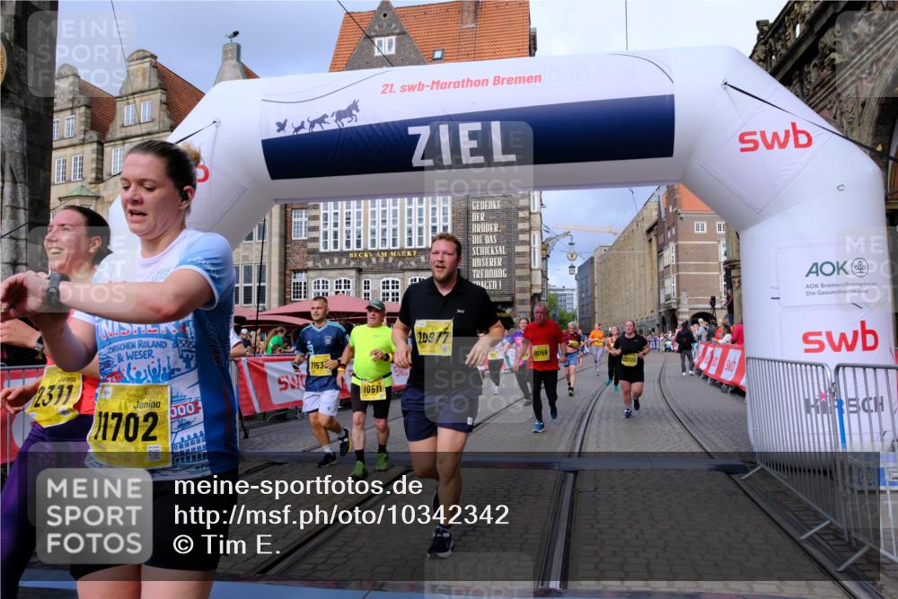 13.09.2026 - 21. swb-Marathon Bremen Tim E. http://msf.ph/oto/10342342 13.09.2026 11:11:50 Ziel 10155, 10510, 10511, 10546, 10552, 10977, 11036, 11216, 11239, 11289, 11533, 11702, 11870, 11927, 12082, 12126, 12220, 12286, 12311, 12336, 12464, 12508, 12553 meine-sportfotos.de