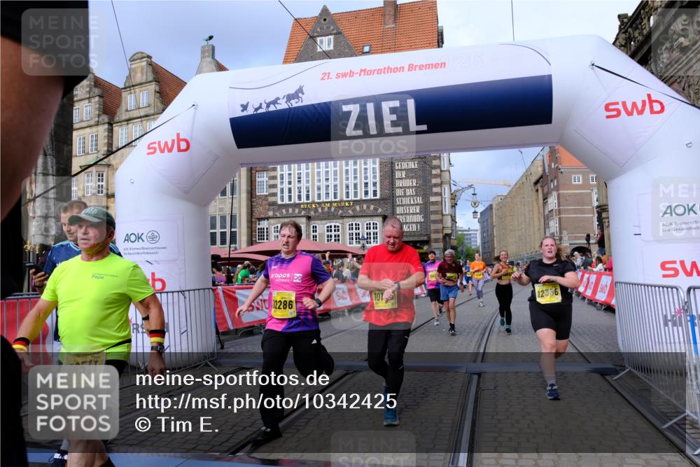 13.09.2026 - 21. swb-Marathon Bremen Tim E. http://msf.ph/oto/10342425 13.09.2026 11:11:52 Ziel 10155, 10510, 10511, 10546, 10552, 10616, 10977, 11036, 11216, 11239, 11289, 11533, 11702, 11870, 11927, 12082, 12220, 12286, 12311, 12336, 12464, 12508, 12553 meine-sportfotos.de