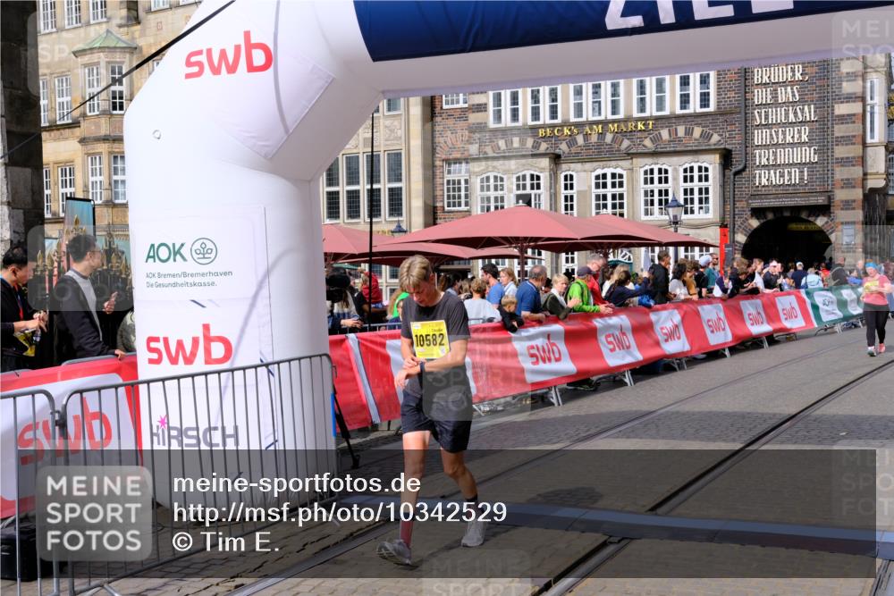 13.09.2026 - 21. swb-Marathon Bremen Tim E. http://msf.ph/oto/10342529 13.09.2026 11:12:11 Ziel 10490, 10582, 10616 meine-sportfotos.de