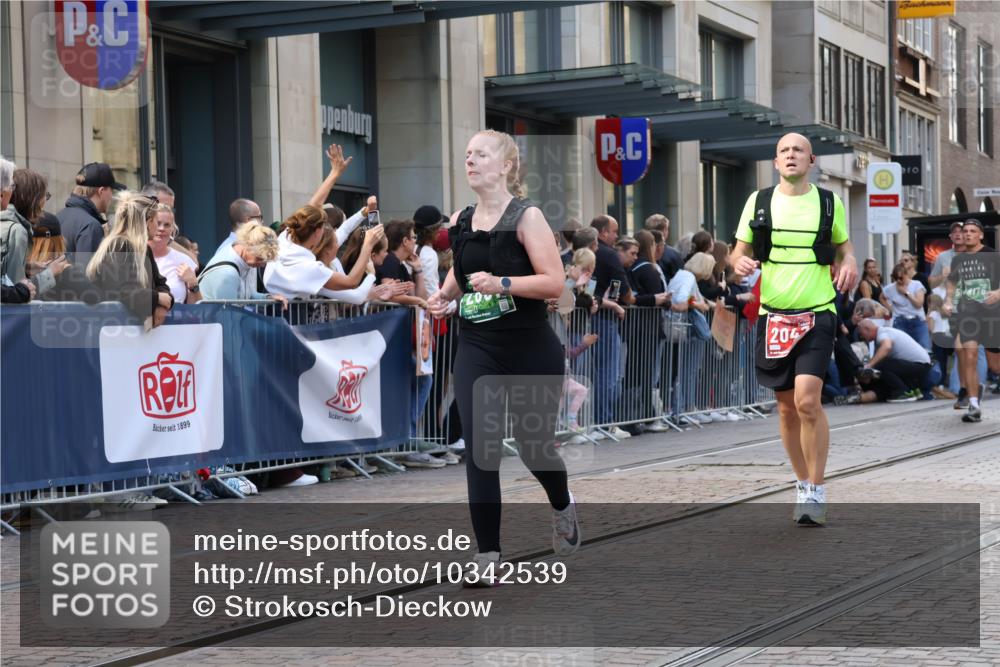 13.09.2026 - 21. swb-Marathon Bremen Strokosch-Dieckow http://msf.ph/oto/10342539 13.09.2026 13:28:26 Ziel 430, 613, 722, 725, 1014, 1914, 2276, 2764, 2851, 2891, 3028, 3348, 3419, 3444, 3665, 4102, 4564, 5267, 5531, 5691, 5865, 6817, 6914, 6937, 6955, 6957, 7134, 7263, 7527, 8483, 8938, 8985, 9176, 9562, 13012, 13174, 178, 210, 1239, 1380, 1460, 2047, 2977, 3114, 3294, 3334, 3597, 4250, 4506, 5250, 5360, 5683, 5889, 6182, 7926, 8429, 8483, 8570, 9064, 9167, 9168, 9543, 9549, 9738, 9881 meine-sportfotos.de