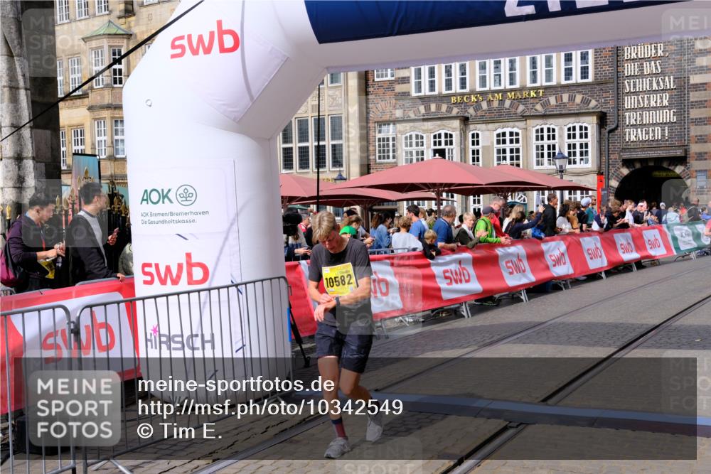 13.09.2026 - 21. swb-Marathon Bremen Tim E. http://msf.ph/oto/10342549 13.09.2026 11:12:11 Ziel 10490, 10582, 10616 meine-sportfotos.de