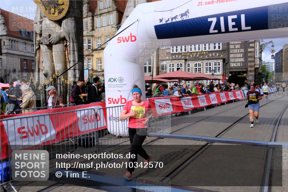 13.09.2026 - 21. swb-Marathon Bremen Tim E. http://msf.ph/oto/10342570 13.09.2026 11:12:19 Ziel 10490, 10582, 11585, 12012 meine-sportfotos.de