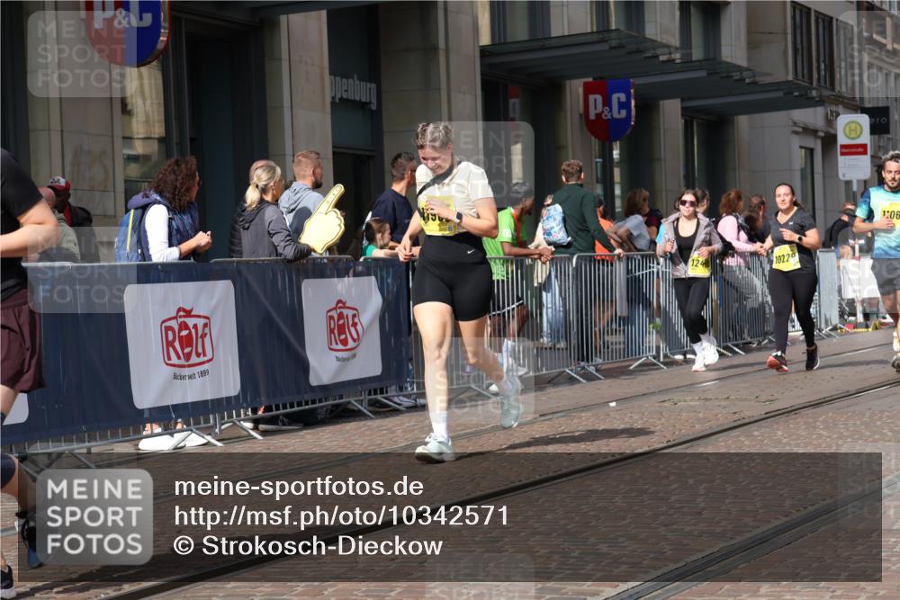 13.09.2026 - 21. swb-Marathon Bremen Strokosch-Dieckow http://msf.ph/oto/10342571 13.09.2026 11:08:18 Ziel 10229, 10399, 10609, 11065, 11124, 11358, 11421, 11560, 11561, 11678, 11710, 11718, 11834, 11888, 11968, 12073, 12162, 12164, 12410, 12516, 12517, 10135, 10139, 10188, 10404, 10493, 10767, 10793, 10851, 10859, 11032, 11044, 11263, 11378, 11404, 11509, 11659, 11831, 11833, 11958, 12031, 12066, 12160, 12248, 12315, 12325, 12384, 12389 meine-sportfotos.de