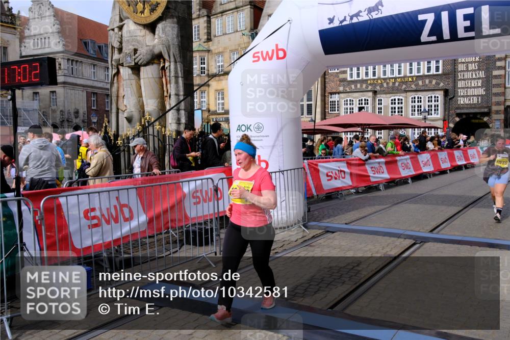13.09.2026 - 21. swb-Marathon Bremen Tim E. http://msf.ph/oto/10342581 13.09.2026 11:12:19 Ziel 10490, 10582, 11585, 12012 meine-sportfotos.de