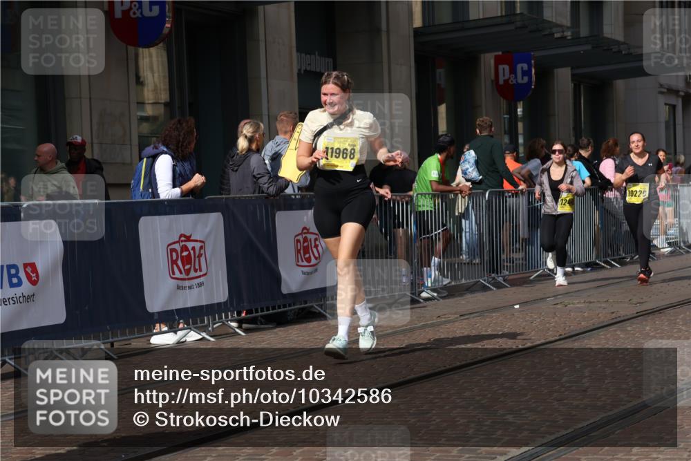 13.09.2026 - 21. swb-Marathon Bremen Strokosch-Dieckow http://msf.ph/oto/10342586 13.09.2026 11:08:18 Ziel 10229, 10399, 10609, 11065, 11124, 11358, 11421, 11560, 11561, 11678, 11710, 11718, 11834, 11888, 11968, 12073, 12162, 12164, 12410, 12516, 12517, 10135, 10139, 10188, 10404, 10493, 10767, 10793, 10851, 10859, 11032, 11044, 11263, 11378, 11404, 11509, 11659, 11831, 11833, 11958, 12031, 12066, 12160, 12248, 12315, 12325, 12384, 12389 meine-sportfotos.de