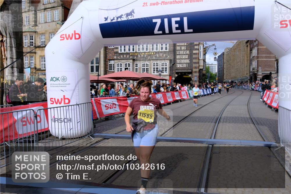 13.09.2026 - 21. swb-Marathon Bremen Tim E. http://msf.ph/oto/10342616 13.09.2026 11:12:21 Ziel 10490, 10582, 11585, 12012 meine-sportfotos.de