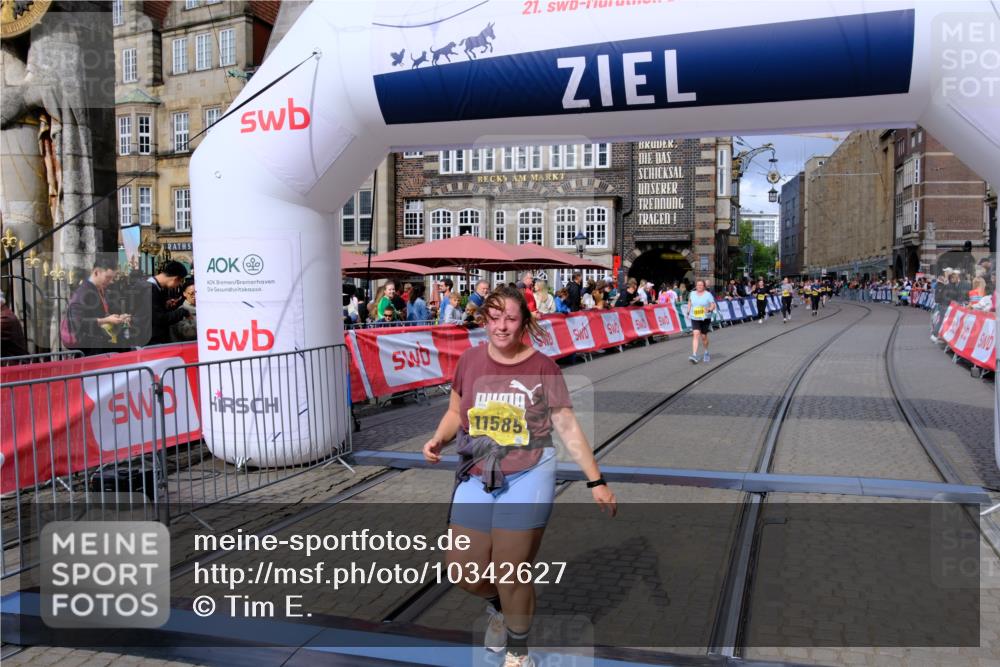 13.09.2026 - 21. swb-Marathon Bremen Tim E. http://msf.ph/oto/10342627 13.09.2026 11:12:22 Ziel 10490, 10582, 11585, 12012 meine-sportfotos.de