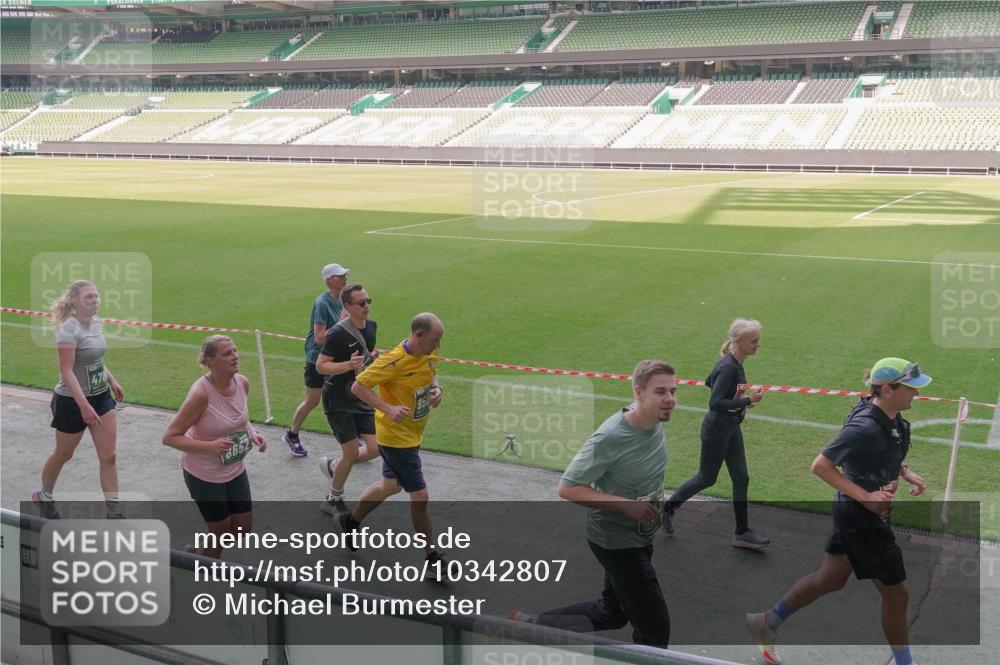 13.09.2026 - 21. swb-Marathon Bremen Michael Burmester http://msf.ph/oto/10342807 13.09.2026 13:26:35 Laufen im Stadion 186, 202, 364, 390, 530, 543, 645, 815, 818, 833, 966, 1077, 1283, 1410, 1412, 1443, 1459, 1473, 1487, 1504, 1530, 1561, 1608, 1618, 1700, 1744, 1828, 1953, 1961, 2058, 2059, 2273, 2298, 2308, 2309, 2354, 2382, 2384, 2388, 2404, 2428, 2507, 2508, 2542, 2558, 2576, 2582, 2591, 2592, 2656, 2675, 2725, 2748, 2752, 2762, 2817, 2875, 2878, 2896, 2923, 2965, 2970, 2981, 3045, 3047, 3050, 3062, 3073, 3084, 3097, 3142, 3172, 3184, 3259, 3329, 3359, 3433, 3540, 3592, 3629, 3756, 3851 meine-sportfotos.de