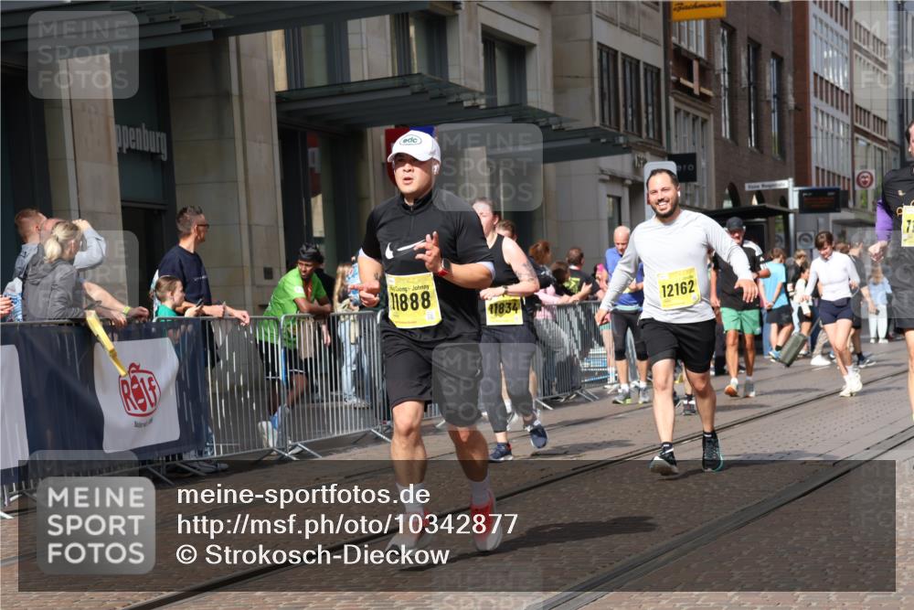 13.09.2026 - 21. swb-Marathon Bremen Strokosch-Dieckow http://msf.ph/oto/10342877 13.09.2026 11:08:25 Ziel 10229, 10399, 10469, 10599, 10609, 11053, 11065, 11074, 11358, 11421, 11434, 11678, 11710, 11718, 11834, 12162, 12256, 12353, 12438, 12516, 12517, 10135, 10188, 10404, 10493, 10767, 10793, 10851, 10859, 11032, 11124, 11263, 11509, 11560, 11561, 11659, 11831, 11888, 11968, 12073, 12160, 12164, 12248, 12315, 12325, 12384, 12389, 12410 meine-sportfotos.de