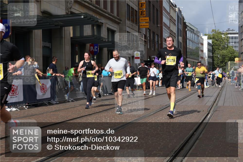 13.09.2026 - 21. swb-Marathon Bremen Strokosch-Dieckow http://msf.ph/oto/10342922 13.09.2026 11:08:26 Ziel 10229, 10399, 10469, 10599, 10609, 11053, 11065, 11074, 11358, 11421, 11434, 11678, 11710, 11718, 11834, 12162, 12256, 12353, 12438, 12516, 12517, 10135, 10188, 10404, 10493, 10767, 10793, 10851, 10859, 11032, 11124, 11263, 11509, 11560, 11561, 11659, 11888, 11968, 12073, 12160, 12164, 12315, 12325, 12384, 12389, 12410 meine-sportfotos.de