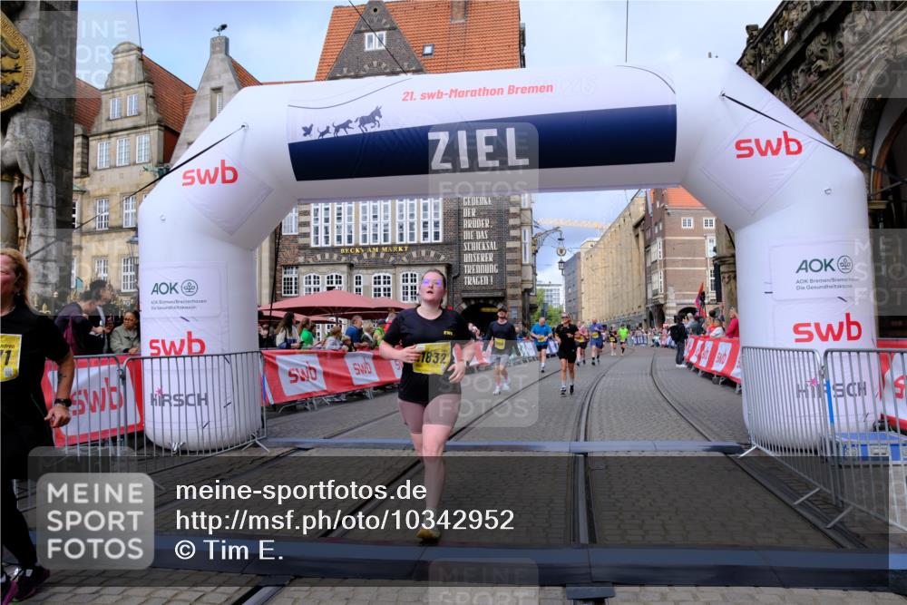 13.09.2026 - 21. swb-Marathon Bremen Tim E. http://msf.ph/oto/10342952 13.09.2026 11:13:11 Ziel 10483, 10893, 11606, 11627, 11671, 11832, 12050, 12060, 12423 meine-sportfotos.de
