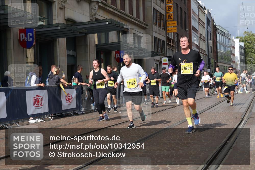 13.09.2026 - 21. swb-Marathon Bremen Strokosch-Dieckow http://msf.ph/oto/10342954 13.09.2026 11:08:26 Ziel 10229, 10399, 10469, 10599, 10609, 11053, 11065, 11074, 11358, 11421, 11434, 11678, 11710, 11718, 11834, 12162, 12256, 12353, 12438, 12516, 12517, 10135, 10188, 10404, 10493, 10767, 10793, 10851, 10859, 11032, 11124, 11263, 11509, 11560, 11561, 11659, 11888, 11968, 12073, 12160, 12164, 12315, 12325, 12384, 12389, 12410 meine-sportfotos.de
