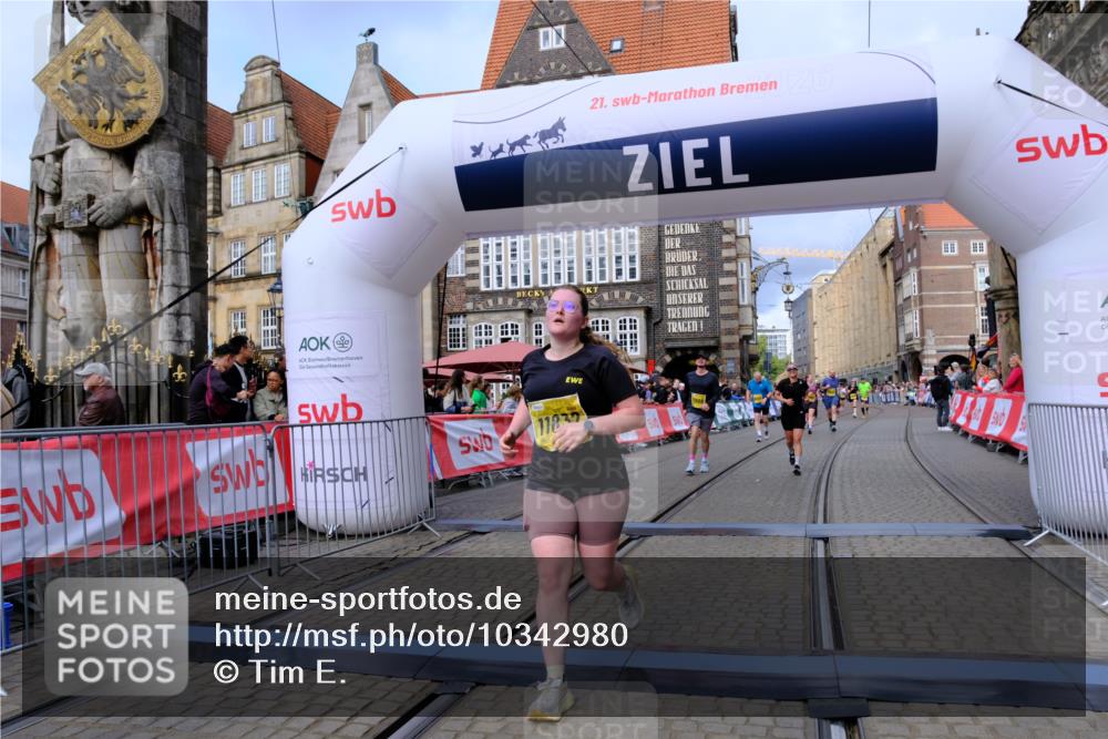 13.09.2026 - 21. swb-Marathon Bremen Tim E. http://msf.ph/oto/10342980 13.09.2026 11:13:11 Ziel 10483, 10893, 11606, 11627, 11671, 11832, 12050, 12060, 12423 meine-sportfotos.de