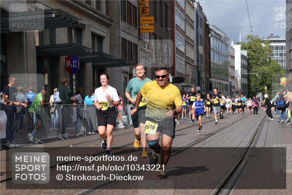 13.09.2026 - 21. swb-Marathon Bremen Strokosch-Dieckow http://msf.ph/oto/10343221 13.09.2026 11:08:33 Ziel 10217, 10399, 10455, 10469, 10599, 10609, 11011, 11053, 11074, 11358, 11421, 11434, 11531, 11710, 11718, 11812, 11834, 11905, 12192, 12256, 12353, 12438, 12517, 10135, 10188, 10229, 10851, 11065, 11124, 11263, 11509, 11560, 11561, 11678, 11888, 11968, 12073, 12162, 12164, 12315, 12325, 12410, 12516 meine-sportfotos.de