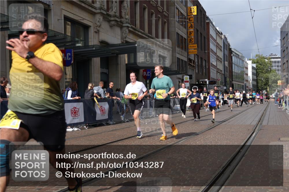 13.09.2026 - 21. swb-Marathon Bremen Strokosch-Dieckow http://msf.ph/oto/10343287 13.09.2026 11:08:34 Ziel 10217, 10399, 10455, 10469, 10599, 10609, 11011, 11053, 11074, 11358, 11421, 11434, 11531, 11710, 11718, 11812, 11834, 11905, 12192, 12256, 12353, 12438, 12517, 12554, 10135, 10188, 10229, 10851, 11065, 11124, 11509, 11560, 11561, 11678, 11834, 11888, 11968, 12073, 12162, 12164, 12315, 12325, 12410, 12516 meine-sportfotos.de