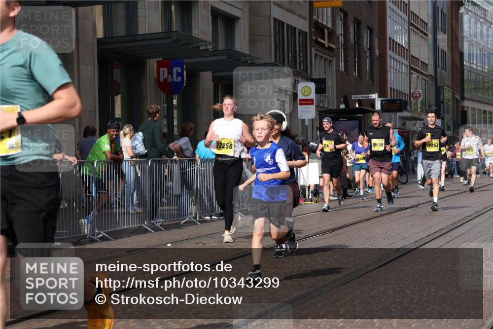 13.09.2026 - 21. swb-Marathon Bremen Strokosch-Dieckow http://msf.ph/oto/10343299 13.09.2026 11:08:36 Ziel 10217, 10399, 10455, 10469, 10570, 10599, 10609, 10630, 11011, 11053, 11074, 11138, 11358, 11421, 11434, 11531, 11710, 11718, 11812, 11905, 12192, 12256, 12353, 12438, 12517, 12554, 10229, 10609, 10851, 11065, 11124, 11509, 11560, 11561, 11678, 11834, 11888, 11968, 12073, 12162, 12164, 12315, 12325, 12410, 12516 meine-sportfotos.de