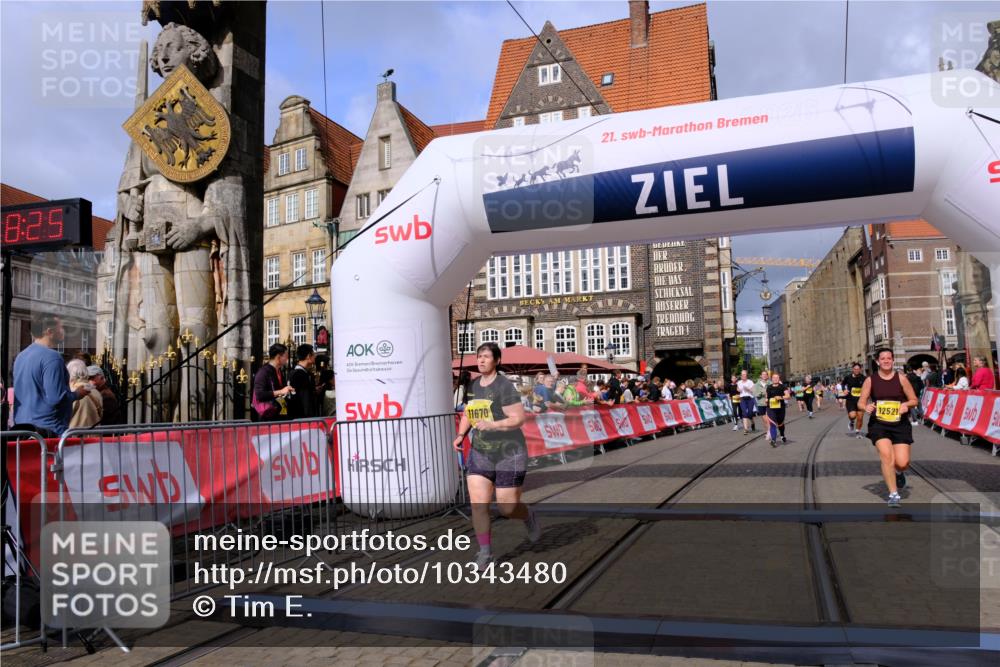 13.09.2026 - 21. swb-Marathon Bremen Tim E. http://msf.ph/oto/10343480 13.09.2026 11:13:41 Ziel 10484, 10545, 10883, 11392, 11670, 11954, 12280, 12460, 12521 meine-sportfotos.de