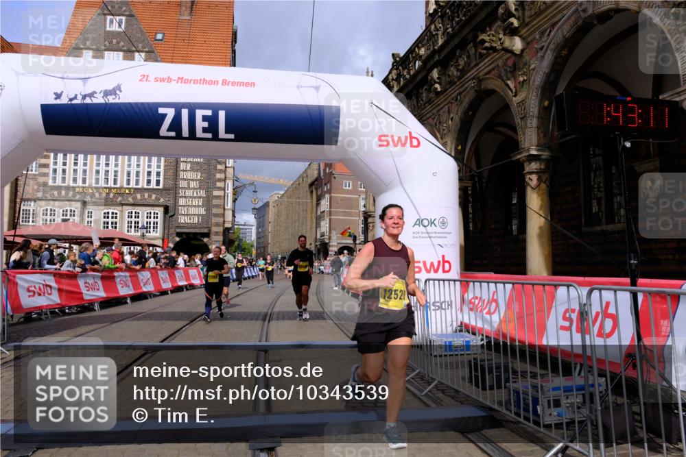 13.09.2026 - 21. swb-Marathon Bremen Tim E. http://msf.ph/oto/10343539 13.09.2026 11:13:43 Ziel 10484, 10545, 10883, 11392, 11670, 11954, 12280, 12460, 12521 meine-sportfotos.de