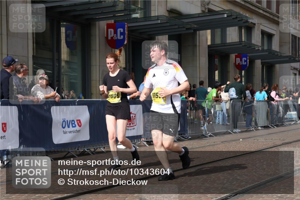 13.09.2026 - 21. swb-Marathon Bremen Strokosch-Dieckow http://msf.ph/oto/10343604 13.09.2026 11:08:49 Ziel 10217, 10314, 10321, 10455, 10570, 10630, 10686, 10983, 11011, 11053, 11074, 11091, 11138, 11304, 11531, 11578, 11764, 11812, 11905, 11987, 12155, 12192, 12337, 12438, 12491, 12554, 13607, 10229, 10399, 10469, 10599, 10609, 11053, 11065, 11358, 11421, 11434, 11678, 11710, 11718, 11834, 11888, 12162, 12256, 12353, 12438, 12516, 12517 meine-sportfotos.de