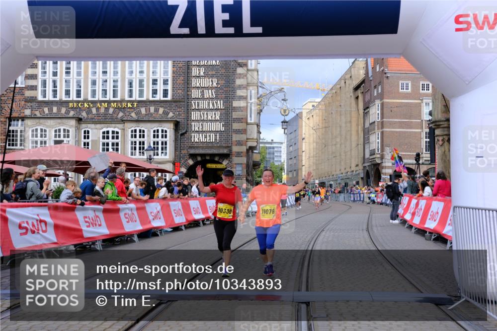 13.09.2026 - 21. swb-Marathon Bremen Tim E. http://msf.ph/oto/10343893 13.09.2026 11:14:03 Ziel 10330, 10766, 10889, 11078, 11084, 11999, 12010 meine-sportfotos.de