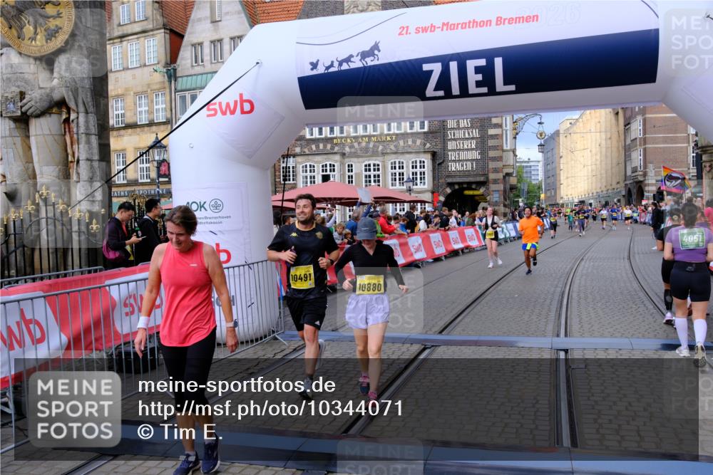 13.09.2026 - 21. swb-Marathon Bremen Tim E. http://msf.ph/oto/10344071 13.09.2026 11:14:17 Ziel 10491, 10799, 10880, 11027, 11902 meine-sportfotos.de