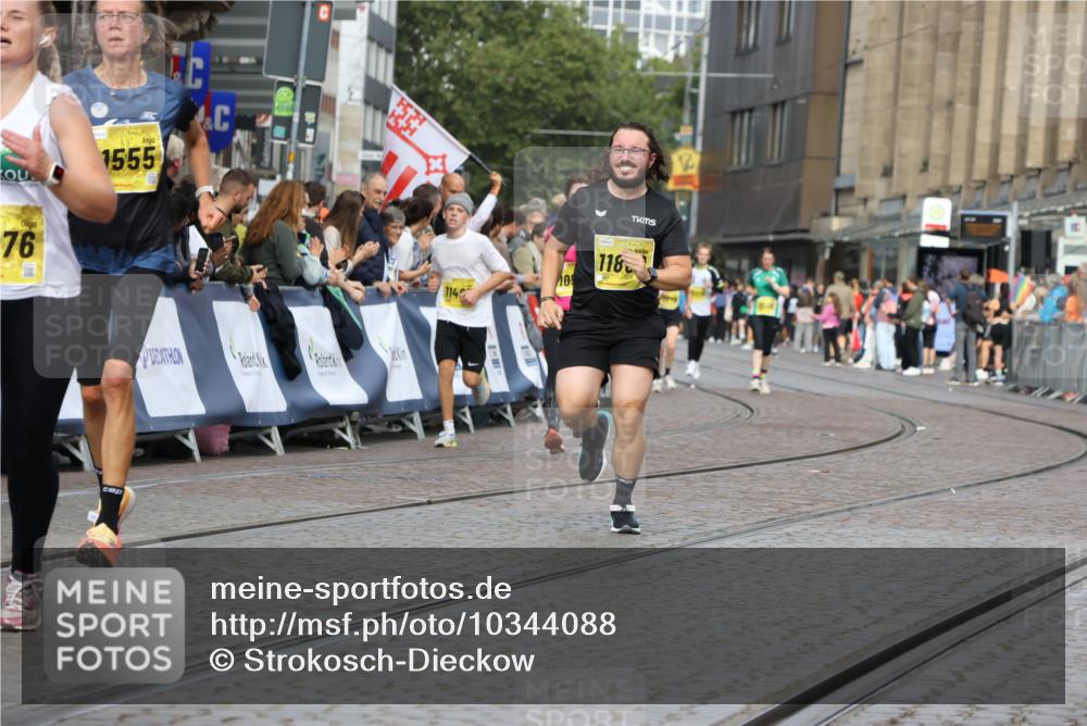 13.09.2026 - 21. swb-Marathon Bremen Strokosch-Dieckow http://msf.ph/oto/10344088 13.09.2026 10:52:08 Ziel 10162, 10183, 10281, 10348, 10467, 10641, 11273, 11277, 11542, 11685, 11733, 11777, 11784, 11962, 12329, 12349, 11371, 11610, 12319, 13578 meine-sportfotos.de