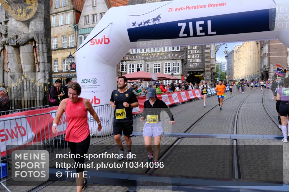 13.09.2026 - 21. swb-Marathon Bremen Tim E. http://msf.ph/oto/10344096 13.09.2026 11:14:17 Ziel 10491, 10799, 10880, 11027, 11902 meine-sportfotos.de