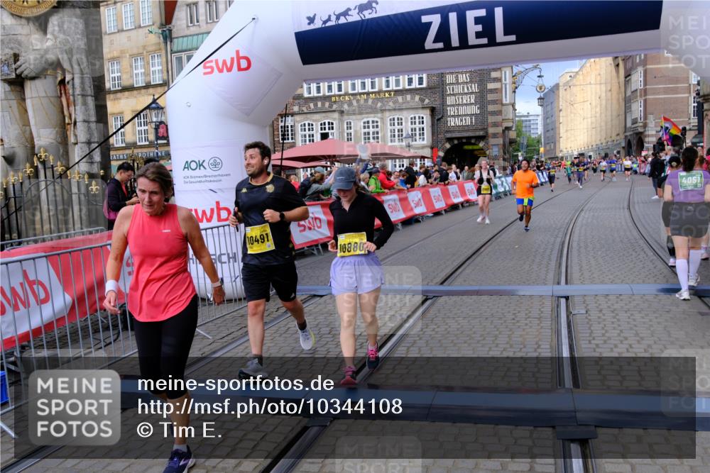 13.09.2026 - 21. swb-Marathon Bremen Tim E. http://msf.ph/oto/10344108 13.09.2026 11:14:17 Ziel 10491, 10799, 10880, 11027, 11902 meine-sportfotos.de