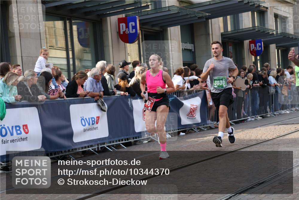 13.09.2026 - 21. swb-Marathon Bremen Strokosch-Dieckow http://msf.ph/oto/10344370 13.09.2026 13:29:17 Ziel 124, 132, 716, 1073, 1083, 1243, 1365, 1387, 1581, 2076, 2289, 2301, 2742, 2957, 3030, 3721, 4541, 4576, 5244, 5599, 6006, 6103, 6384, 6499, 6690, 6725, 6930, 7013, 7079, 7384, 7426, 7631, 7649, 7884, 8007, 8009, 8481, 8594, 8831, 9534, 9747, 9770, 10013, 13031, 303, 394, 565, 596, 651, 687, 745, 936, 1274, 1545, 1688, 1823, 2023, 2070, 2223, 2378, 2867, 3258, 3796, 3846, 3912, 3938, 4590, 5036, 5225 meine-sportfotos.de