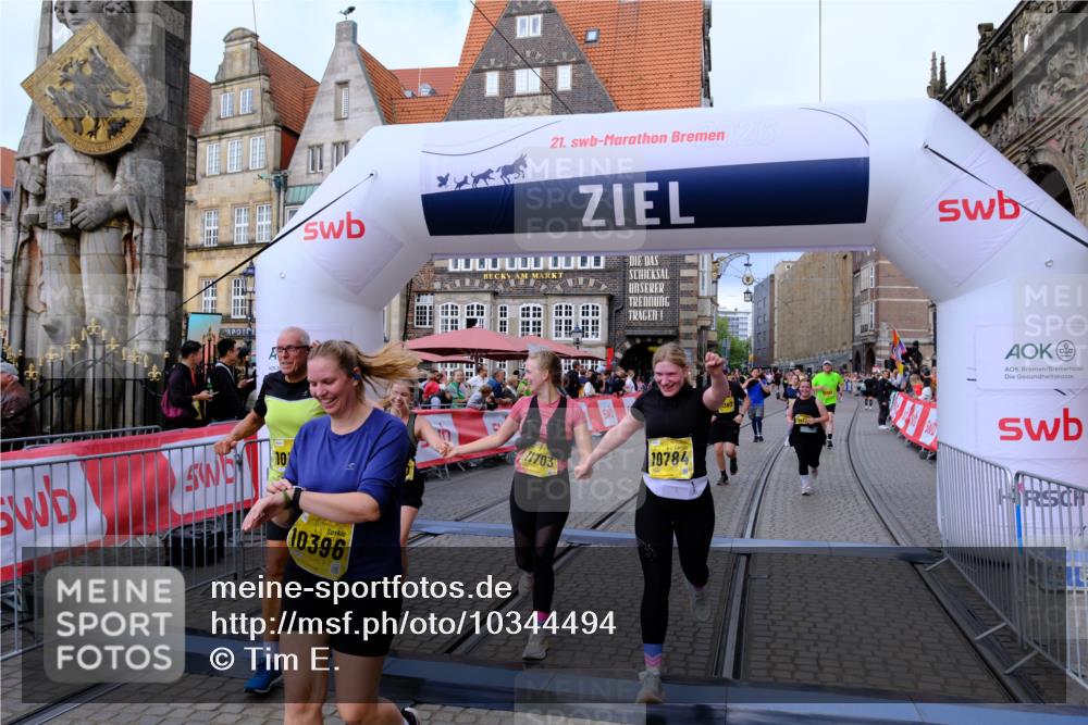 13.09.2026 - 21. swb-Marathon Bremen Tim E. http://msf.ph/oto/10344494 13.09.2026 11:14:39 Ziel 10303, 10395, 10396, 10402, 10586, 10722, 10784, 10854, 11041, 11140, 11173, 11233, 11363, 11535, 11703, 11864, 12100, 12112, 12431 meine-sportfotos.de