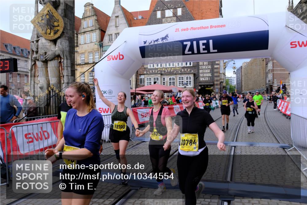 13.09.2026 - 21. swb-Marathon Bremen Tim E. http://msf.ph/oto/10344554 13.09.2026 11:14:40 Ziel 10303, 10395, 10396, 10402, 10586, 10722, 10784, 10854, 11041, 11140, 11173, 11233, 11363, 11535, 11703, 11864, 12100, 12112, 12431 meine-sportfotos.de
